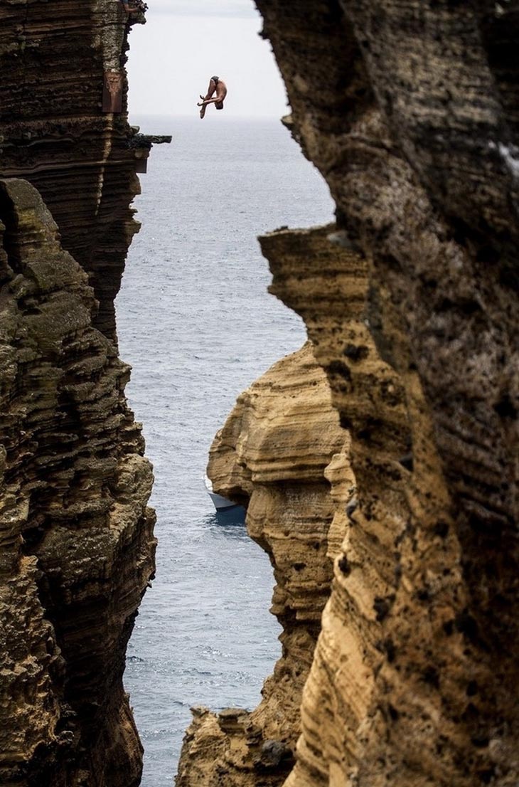 Blake Aldridge 29 meters dive from a rock monolith in Portugal