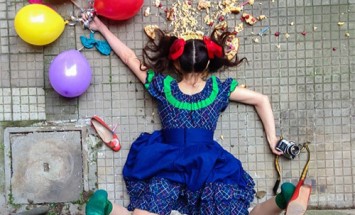 33 Funny Photos of People Posing As If They Have Just Fallen Down! Wow!