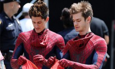 28 Photos of Celebrities With Their Identical Stunt Doubles. I’m Stunned By #15