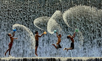 32 Charming Photos of Children Playing From Around The World.