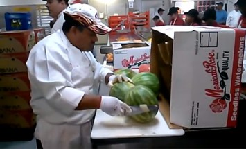 You’ve Been Peeling Watermelon The Wrong Way Your Whole Life! Must See!