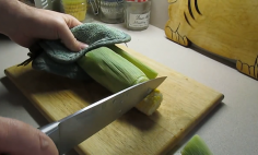 You’ve Been Shucking Corn The Wrong Way Your Whole Life. Watch this.