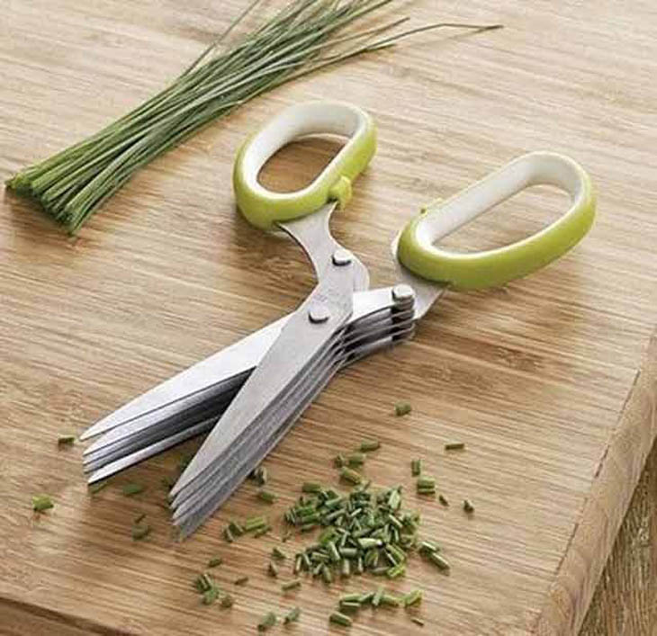 5 bladed one-handed scissors cuts herbs into adjustable sizes.