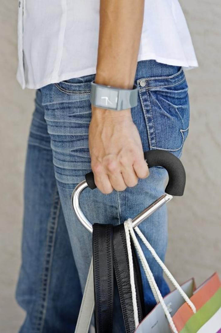 A cushioned handbag carrying clip to keep your fingers from hurting.