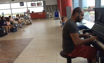 This Man Started Playing Fur Elise On A Piano At Airport. You’ll Love What Happened Next!