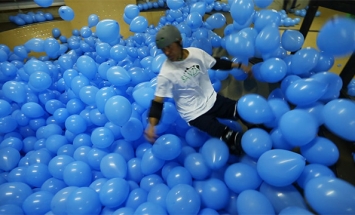 They Put 5001 Balloons In Skateboarding Arena And The Fun Begins…