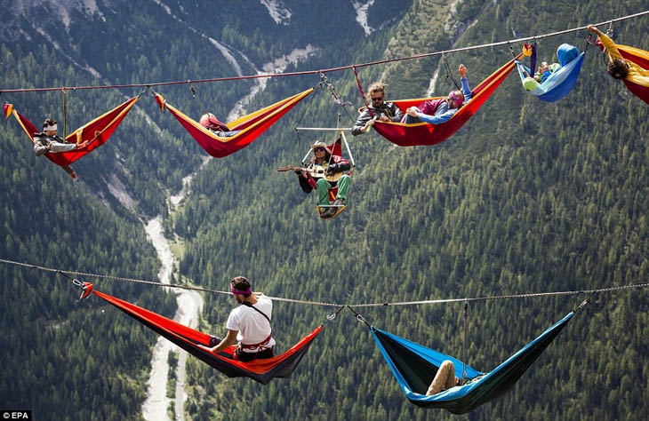 Highlining in the Italian Alps