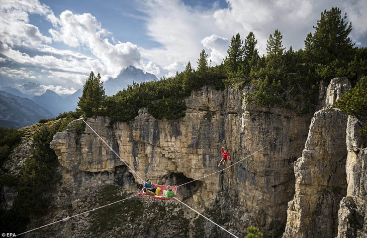 Highlining in the Italian Alps