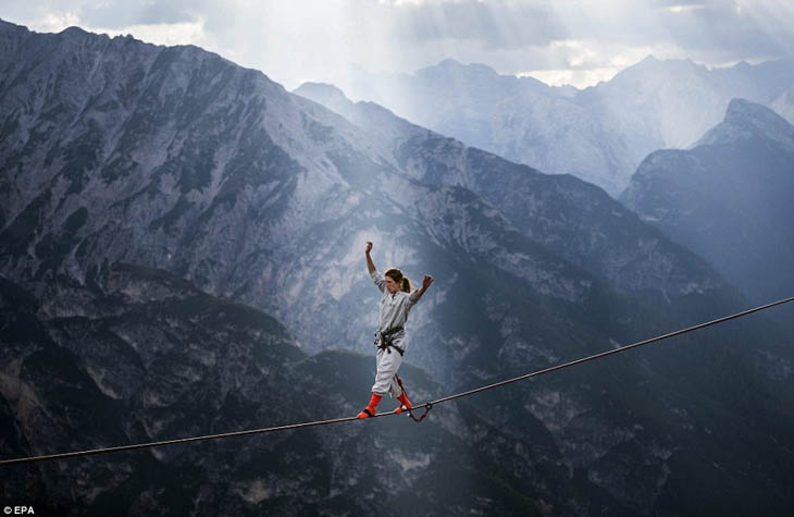 Highlining in the Italian Alps