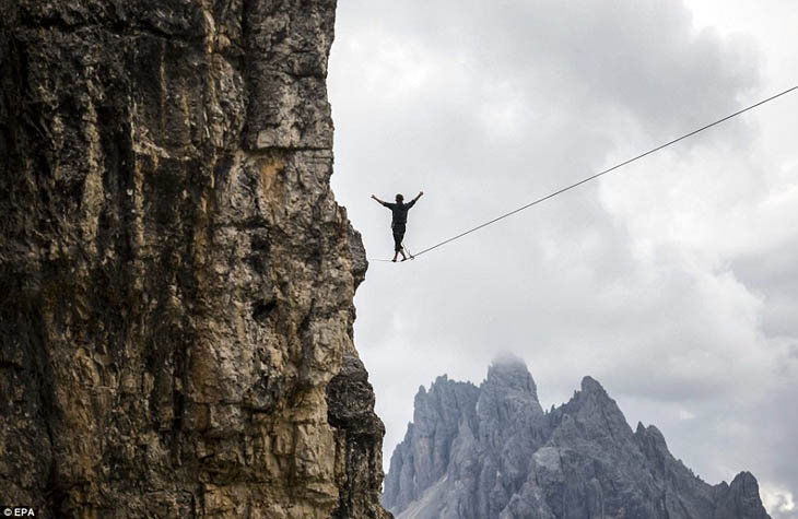 Highlining in the Italian Alps