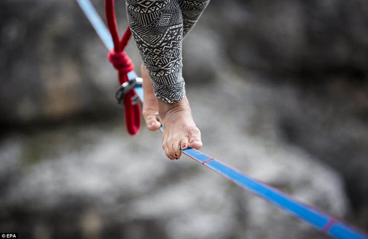 Highlining in the Italian Alps