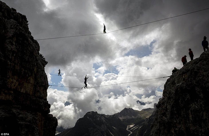 Highlining in the Italian Alps