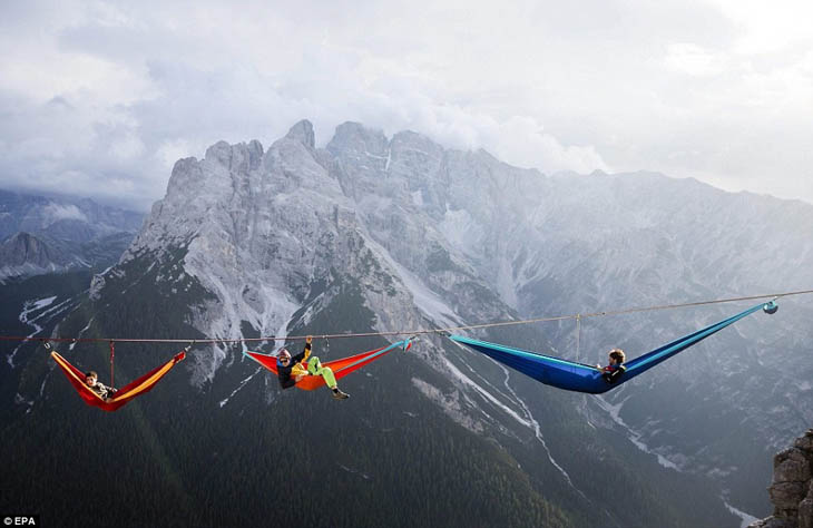 Highlining in the Italian Alps