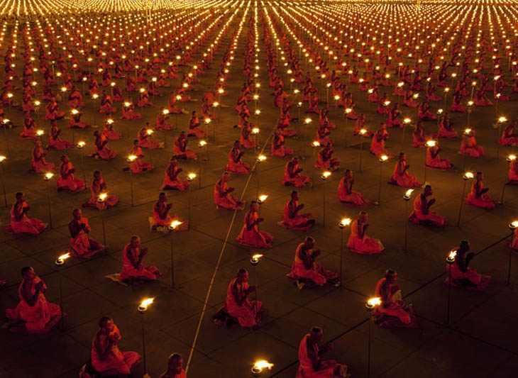 100,000 monks in prayer for a better world