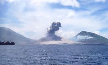 This Is A Thrilling Footage Of A Volcano Eruption! Your Stomach Will Drop At 0:25.