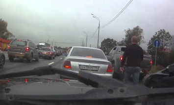 This Is How Russians Deal With Pissed Off Driver In Road Rage. It’s Hilarious!