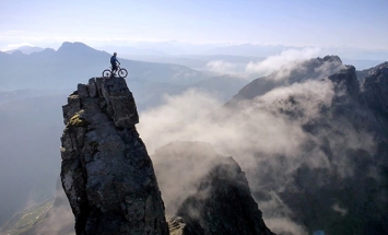 This Is The Most Thrilling Mountain Biking You’ve Ever Seen. It’s Breathtaking!