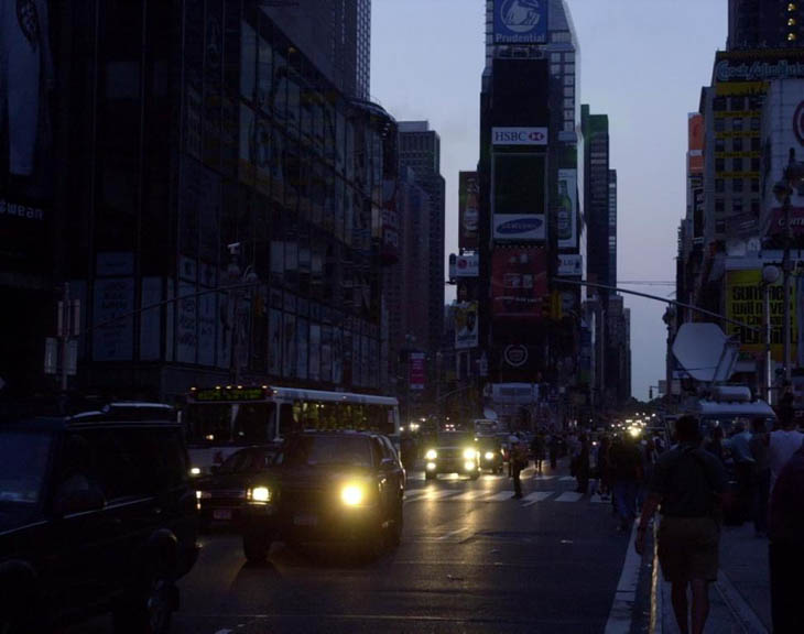 21st century photos - New York City is plunged into darkness after a power failure [2003]