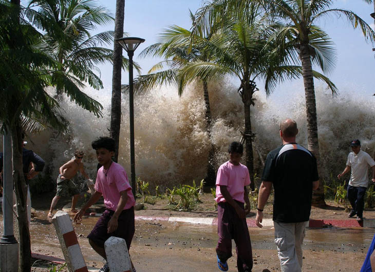 21st century photos - The first waves of the 2004 Indian Ocean Tsunami