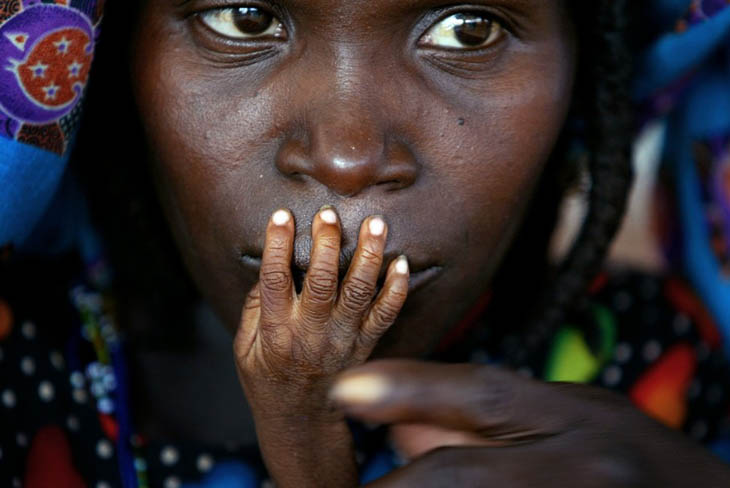 21st century photos - A heart-wrenching picture of a mother and child at an an emergency feeding centre in in Tahoua, Niger. [2005]