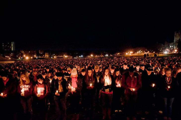 21st century photos - Thousands gather to mourn after the Virginia Tech shooting [2007]