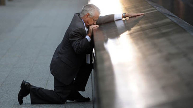 21st century photos - Robert Peraza, who lost his son, mourns 10 years after the 9/11 terror attacks [2011]