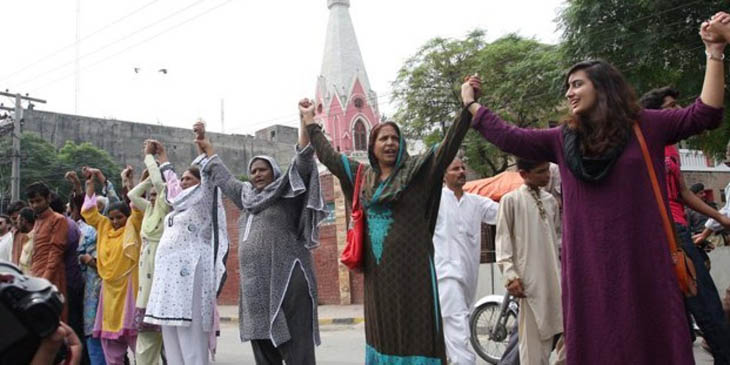 21st century photos - Pakistani Muslims form a human chain to protect Christians during Mass [2013]