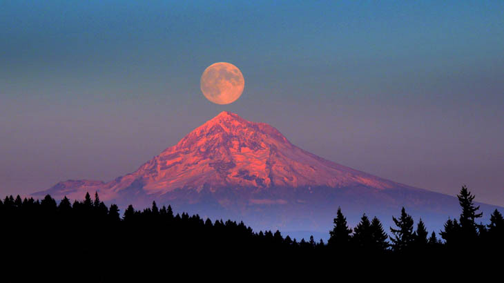 Mount Hood, Pacific coast, United States.