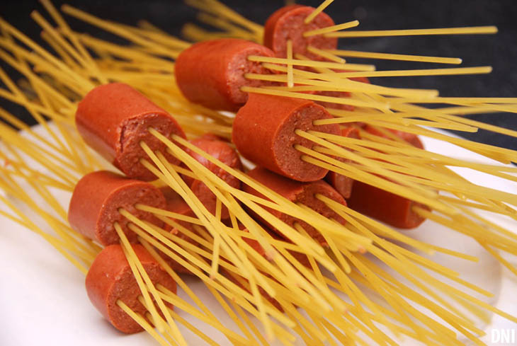 Magic food tricks - Hot Dog Spaghetti