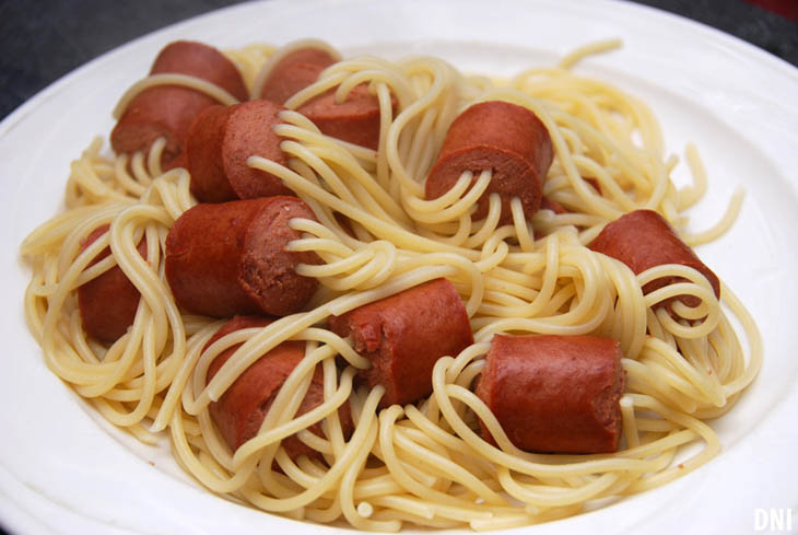 Magic food tricks - Hot Dog Spaghetti