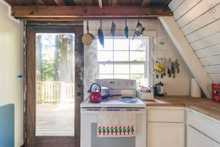 There’s a fully equipped kitchen with lots of cookbooks.