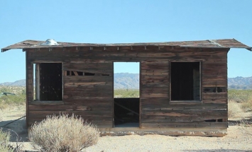 What He Did With An Abandoned Shack In The Desert Is Just BREATHTAKING!