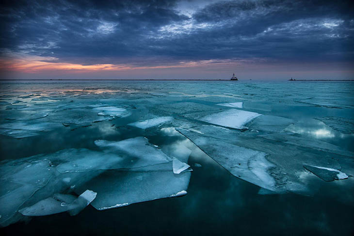 Frozen lakes - Lake Michigan In Chicago, USA