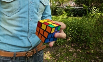 This Guy Solve A Rubik’s Cube In The Most Weird Way Possible. It’s Mind Blowing!