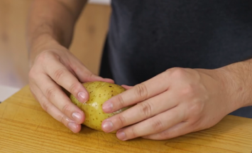 You’ve Been Peeling Potatoes The Wrong Way Your Whole Life! Must See!