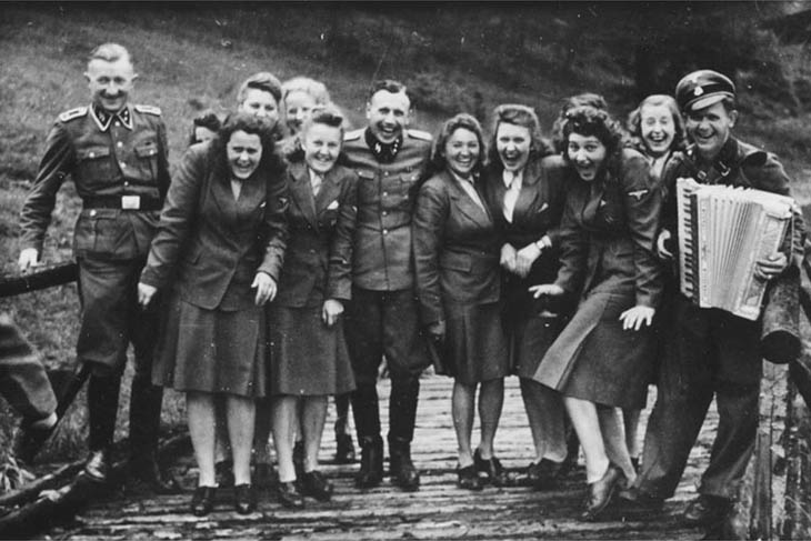 Laughing at Auschwitz – SS auxiliaries poses at a resort for Auschwitz personnel, 1942