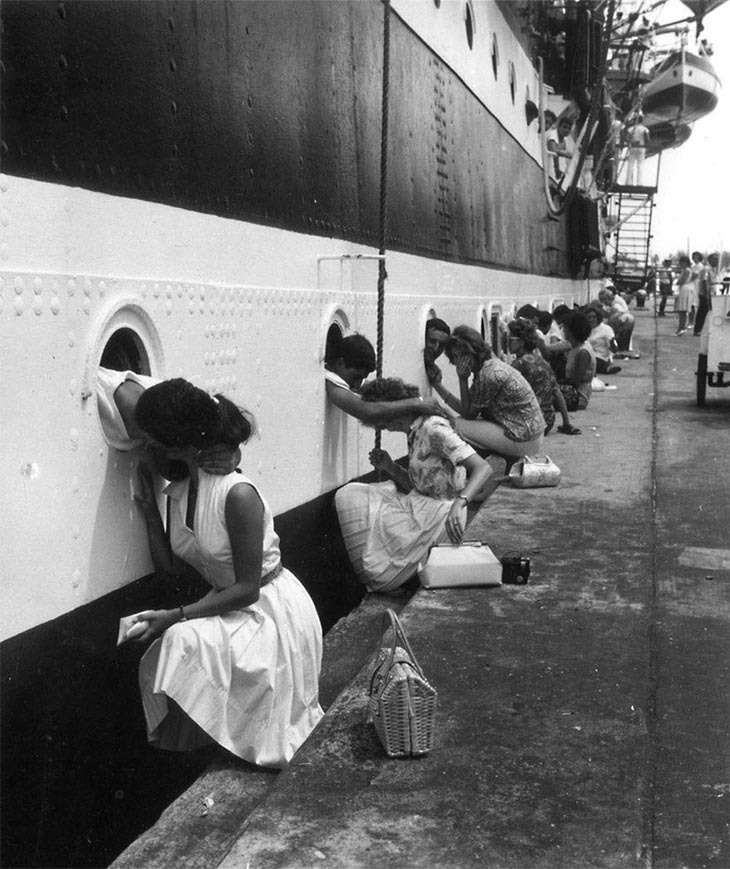 Wartime photos: American Soldiers Getting Last Kiss On Ship Before Deployment To Egypt, 1963