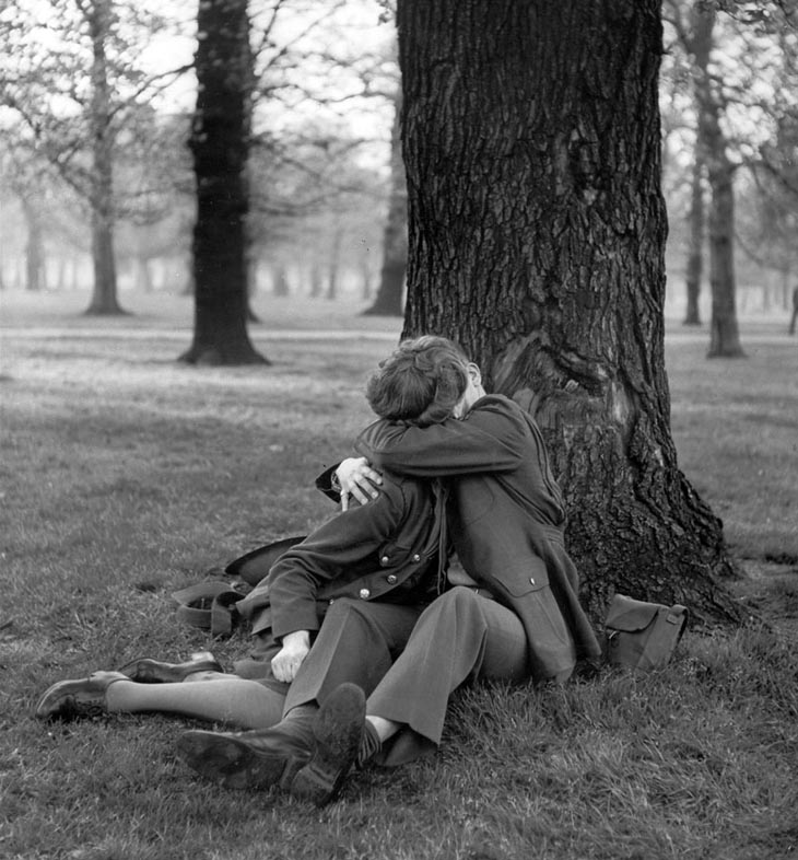 Wartime photos: An English ATS And Eighth Air Force Sergeant Enjoy A Blissful Kiss, 1945