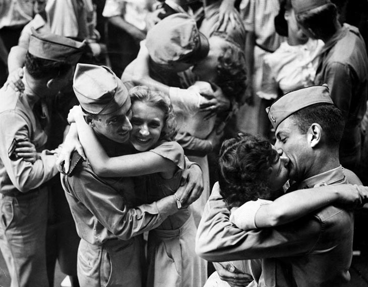 Wartime photos:Servicemen And Downtown Workers Embrace And Kiss In The Street