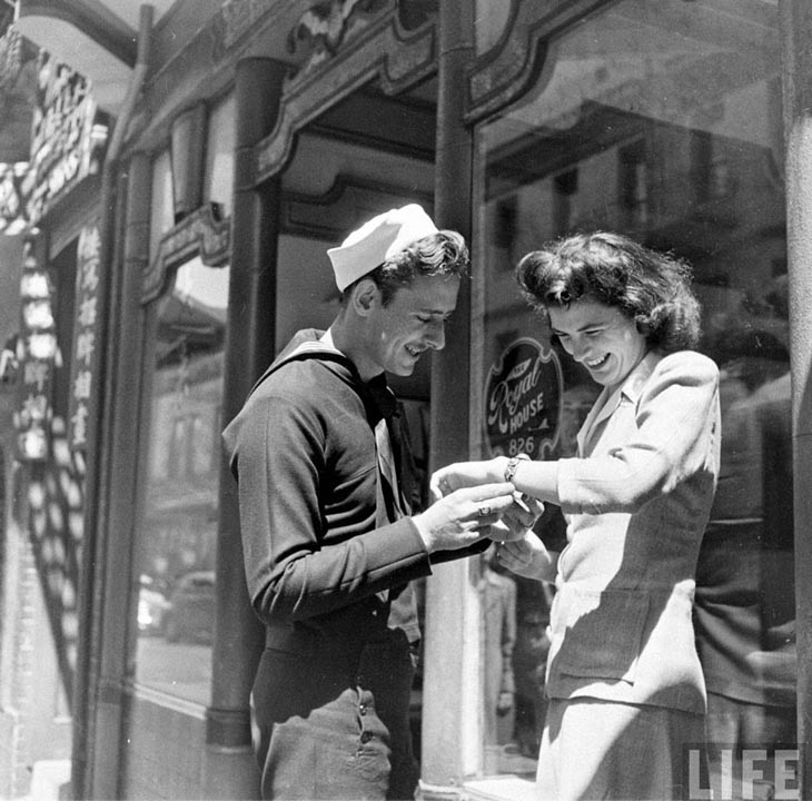 Wartime photos: A Present For His Girlfriend, California, 1943