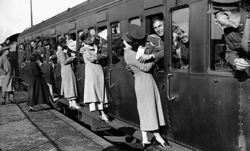 45 Vintage Wartime Photos That Show That Love Is In The Air!