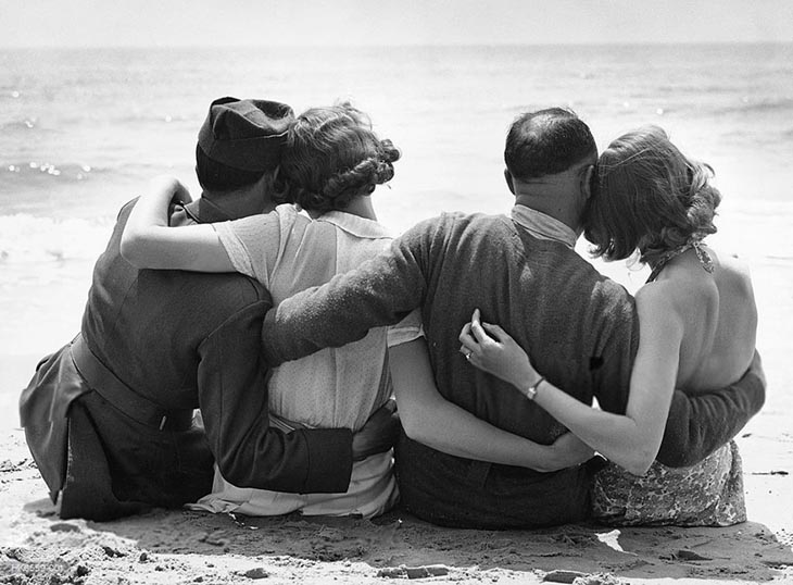 Wartime photos: Evacuated French Troops Relax On An English Beach