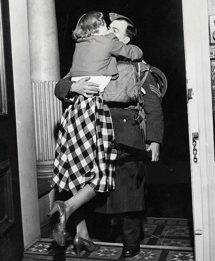 Wartime photos: Soldier Is Greeted With A Kiss From His Ecstatic Wife