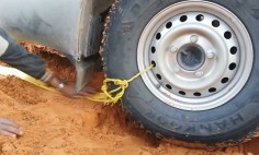 This Is How You Pull Your Car Out Of The Sand In The Desert Like Pro!