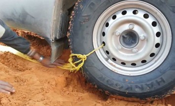 This Is How You Pull Your Car Out Of The Sand In The Desert Like Pro!